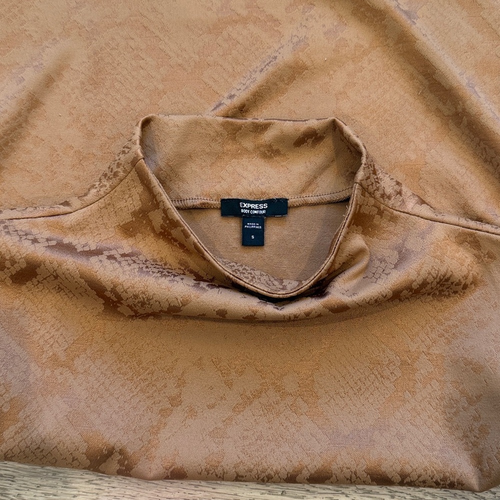 Express Body Contour Snakeskin Jacquard Mock Neck Top in Pecan Size Small - Picture 5 of 11